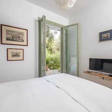 Villa Mourtia La0414 *