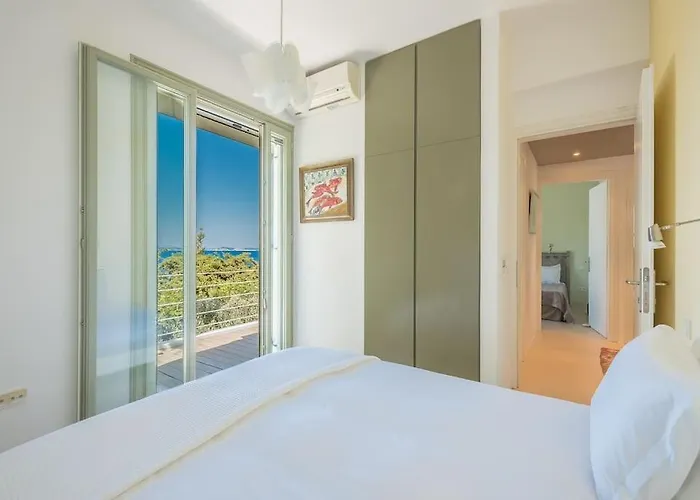 Willa Mourtia La0414