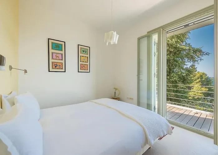 Willa Mourtia La0414